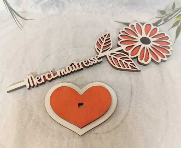🌹 Fleur en Bois Personnalisée avec Socle Cœur – Image 3